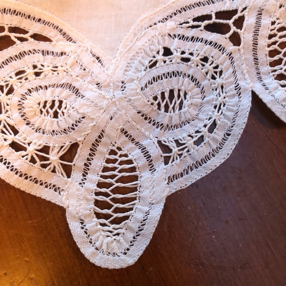Elegant White Lace Collar - Picture 2 of 6